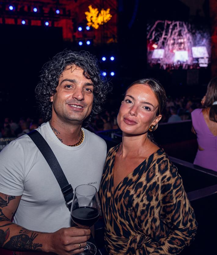 Imagen secundaria 2 - Paula Echevarría y Carmen Lomana enloquecen con la fiesta de Mario Vaquerizo y Alaska en Marbella